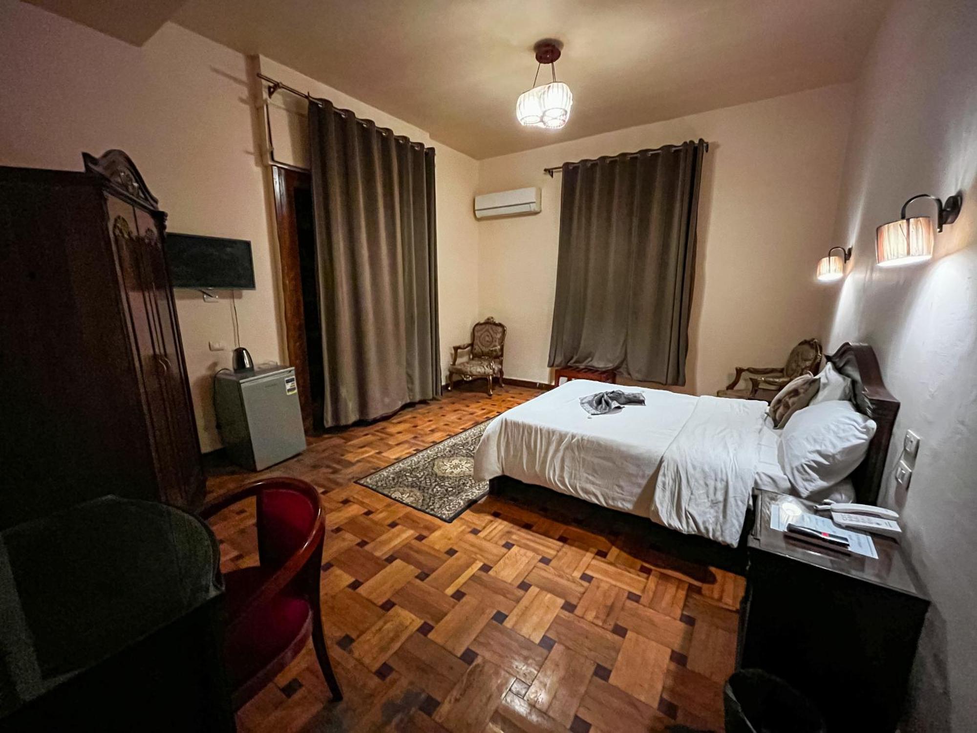 Hyde Park House Hotel Alexandria Room photo